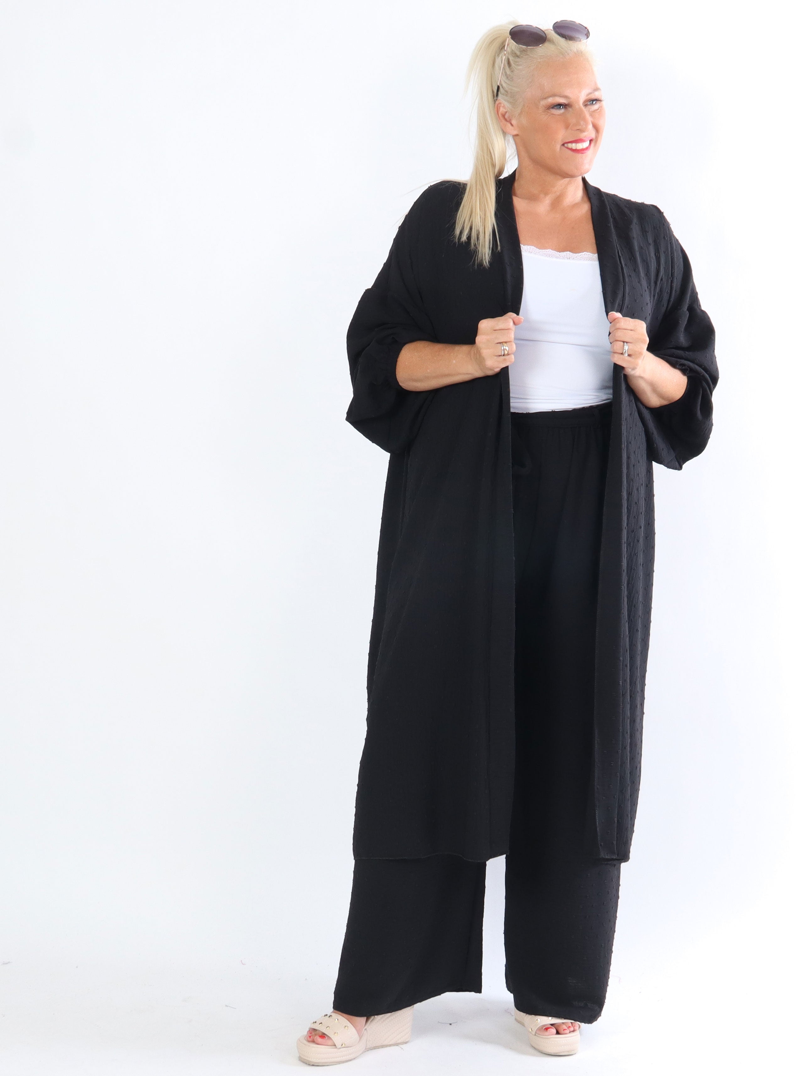 Marbella - Söt lätt plus size kofta med prickigt mönster